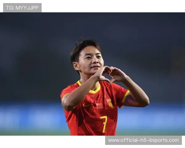 国际足联官方晒女足冠军杯奖杯：象征荣耀与成就-直播吧